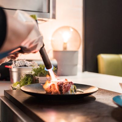 Gericht wird am Tisch flambiert