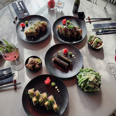 Vier Teller mit Sushi von oben