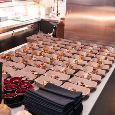 Fingerfood auf schwarzen Platten