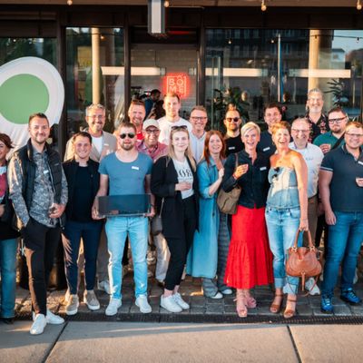 Gruppe vor dem Restaurant
