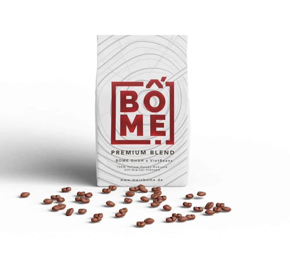 Weiße Tüte BOME Premium Blend mit rotem BOME-Logo, davor Kaffeebohnen