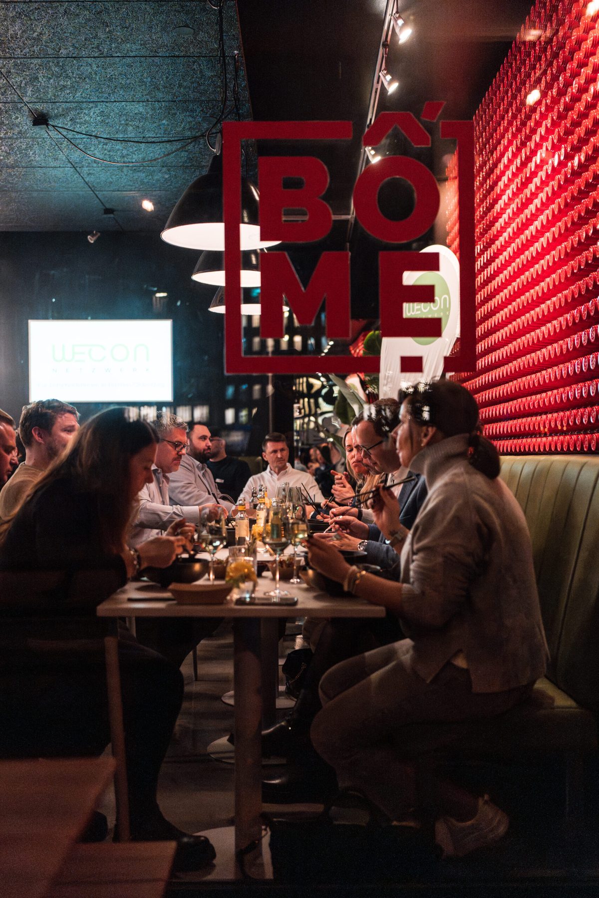 Lange Tafel mit Gästen bei einer Abendveranstaltung im BOME Studio Bremen