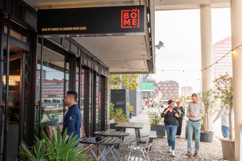 Außenbereich des BOME Studio Bremen mit Gästen