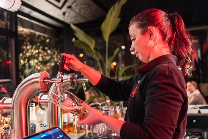 Service an der Bar im roten Licht des Studios