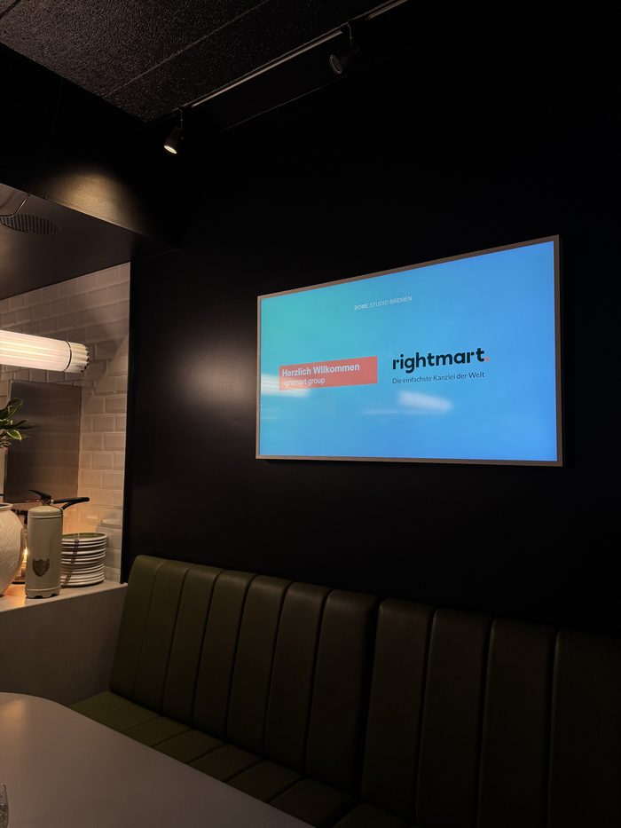 Willkommensbildschirm mit dem Logo einer Kanzlei im BOME Studio Bremen