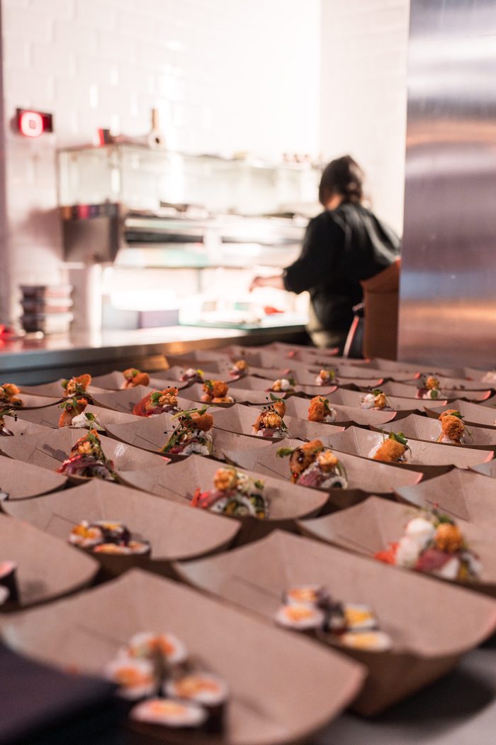 Fingerfood und Sushi auf schwarzen Platten