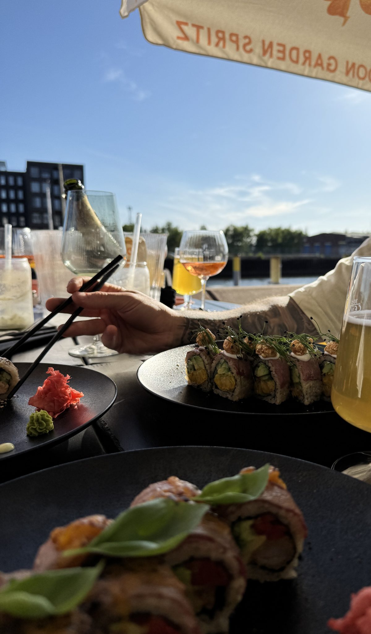 Sushi und Getränke auf der Terrasse in der Abendsonne