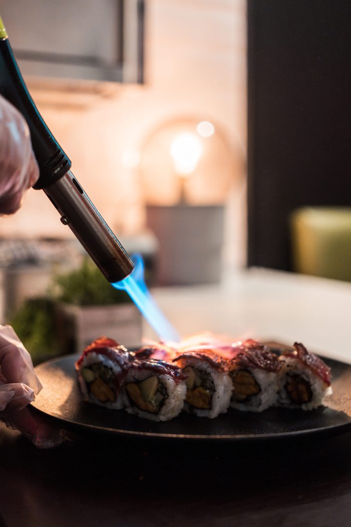 Sushi wird am Tisch flambiert