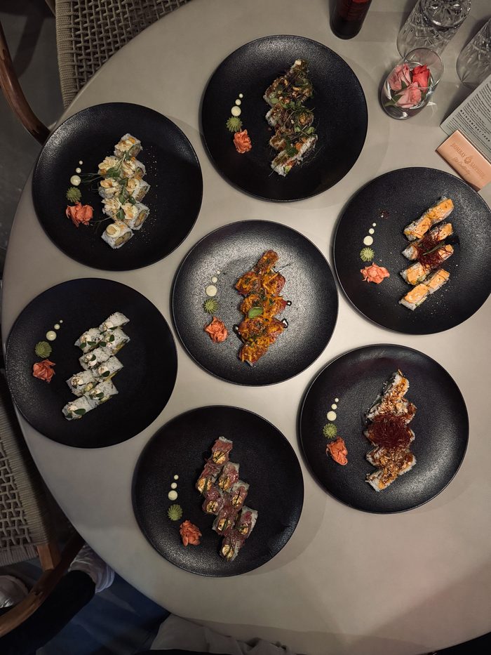 Sushi auf schwarzen Tellern von oben fotografiert