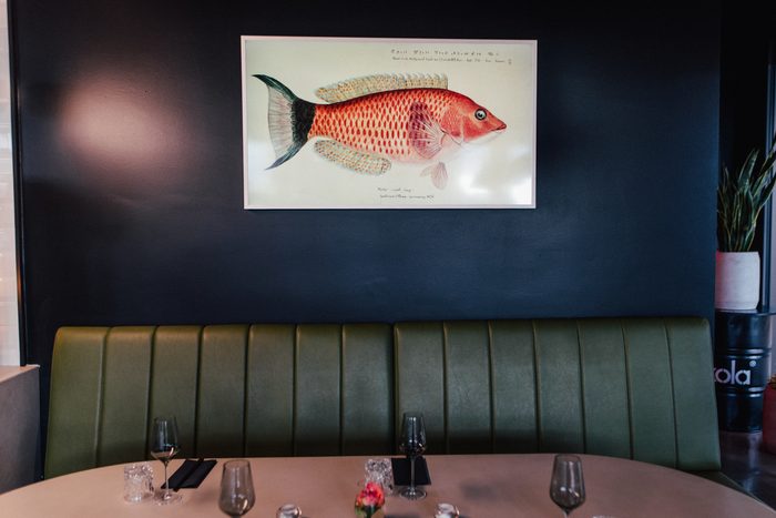 Sitzbank mit gerahmter Fischgrafik im BOME Studio Bremen