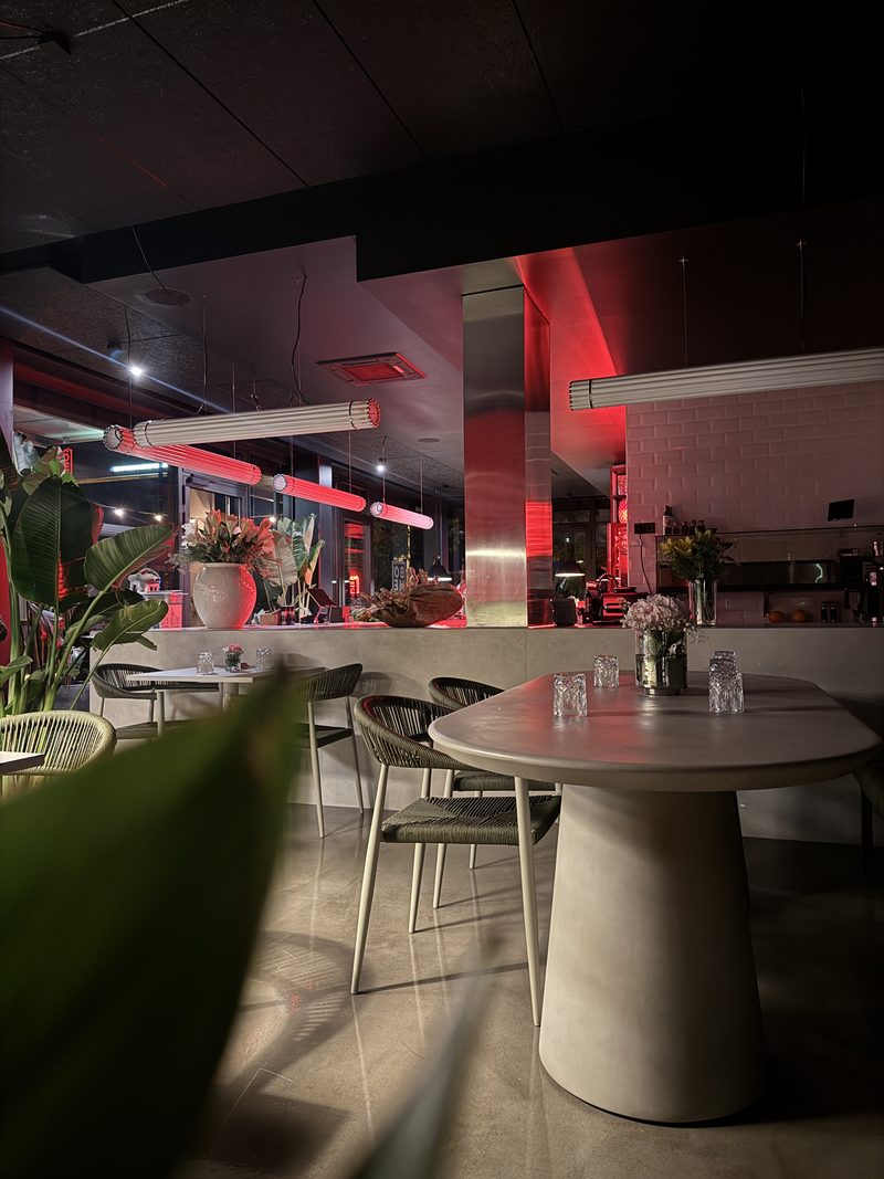 Der Gastraum bei Nacht mit roter Lichtstimmung