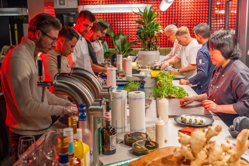 Gäste rollen Sushi an der langen Tafel im BOME Studio Bremen