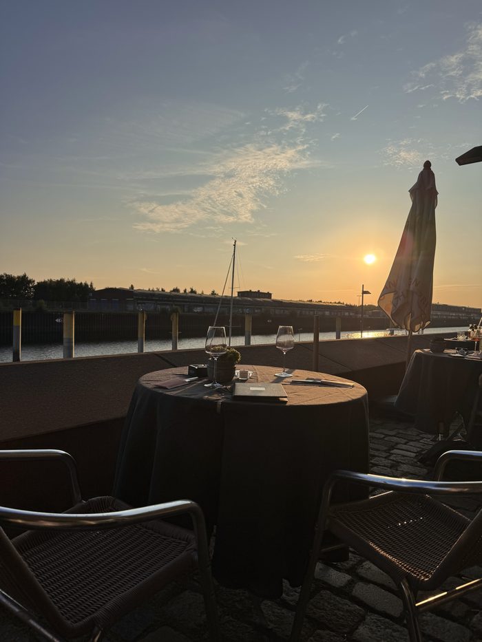 Sonnenuntergang über dem Hafenbecken vor dem Studio